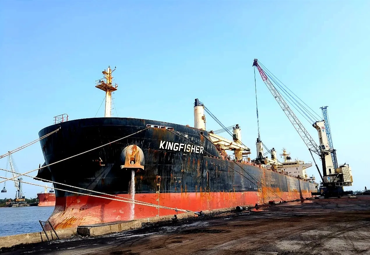 Iron ore being loaded into the bulk carrier MV Kingfisher at Haldia Dock
